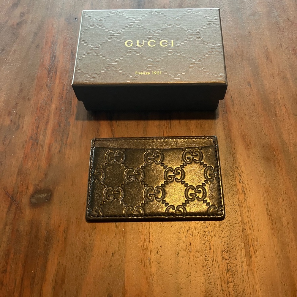 Gucci Embossed chocolate brown card Holder like new condition! - Picture 2 of 6